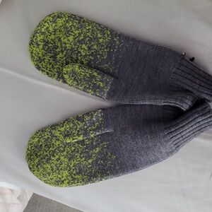 Womens light and bright mittens by lulu lemon!